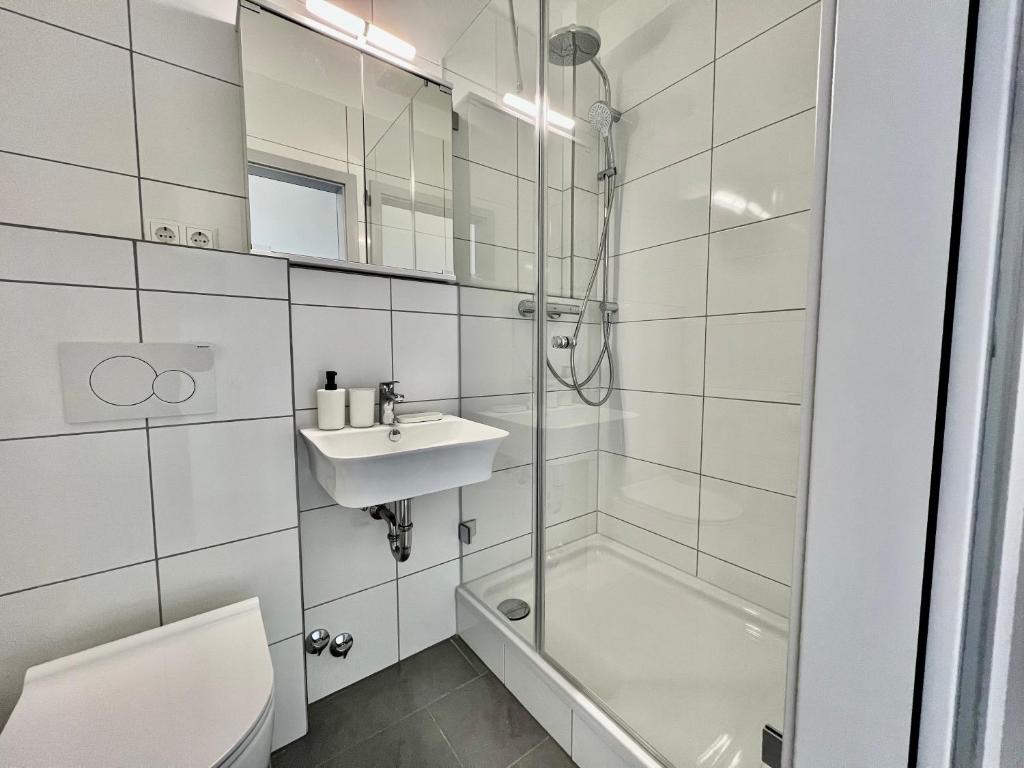 Dusche mit Waschbecken