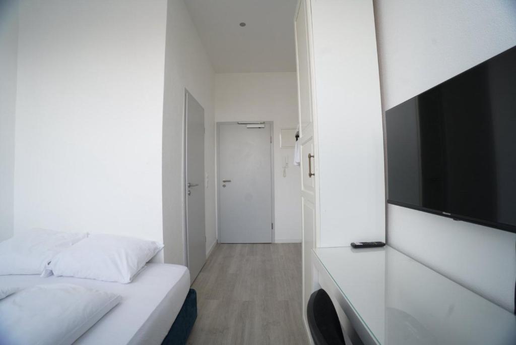 Zimmereingang mit Smart-TV