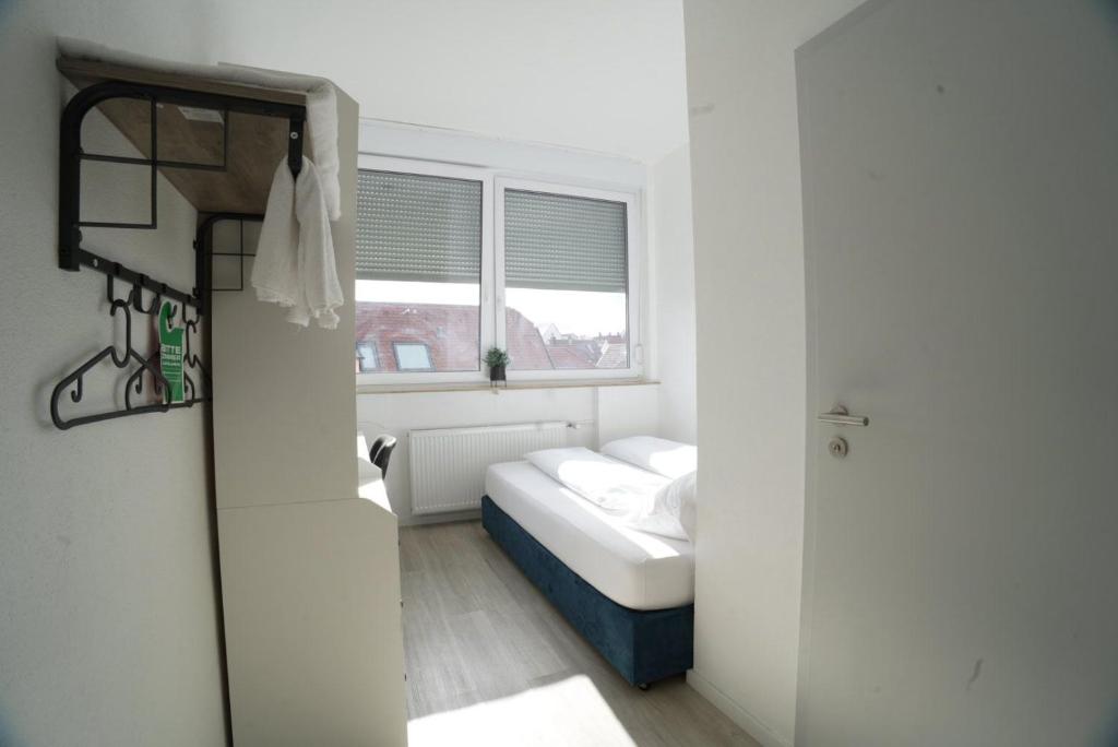 Schrank, Garderobe und Bett