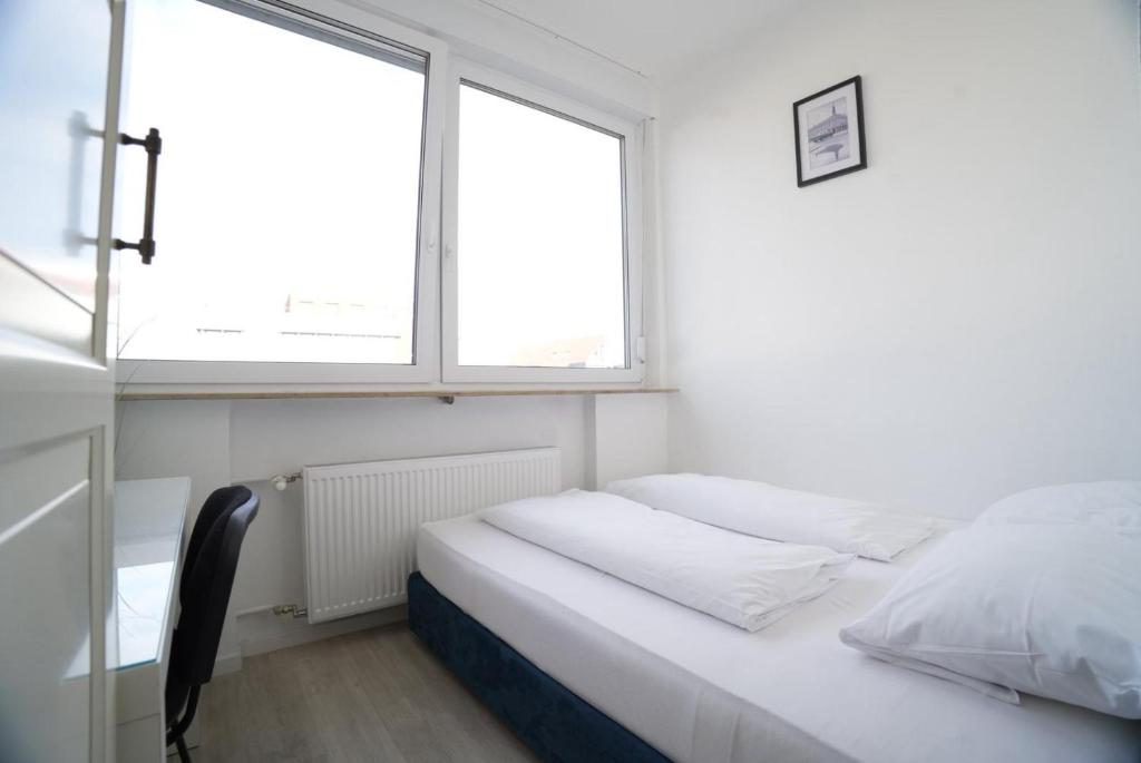 Bett am Fenster mit Tageslicht